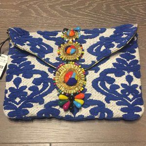 ⭐Host Pick⭐ Beautiful embroidered convertible clutch w gold chain and beadwork